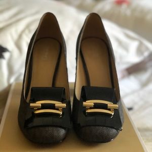 MK Gloria Kiltie Pump Mini MK Logo